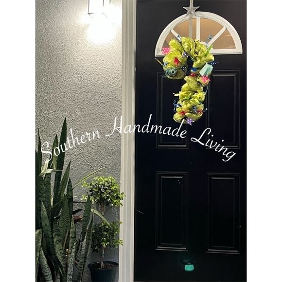 Love a TEACHER Bookworm wreath - Picture 2 of 4